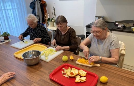 Výroba ovocného punče v SeniorCentru Telč