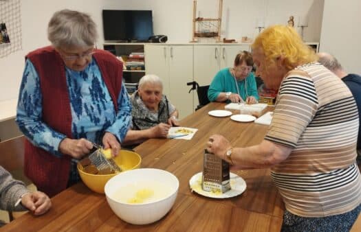Příprava bramboráků s klienty SeniorCentra Telč
